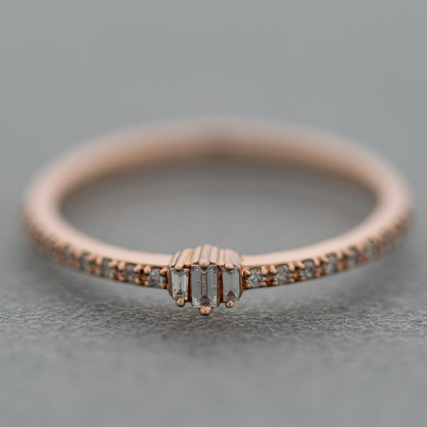 Anillo diseño especial con diamantes en oro rosa 14 kilates.