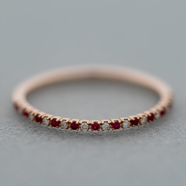 Churumbela diseño especial con diamantes y rubies en oro rosa 14 kilates.