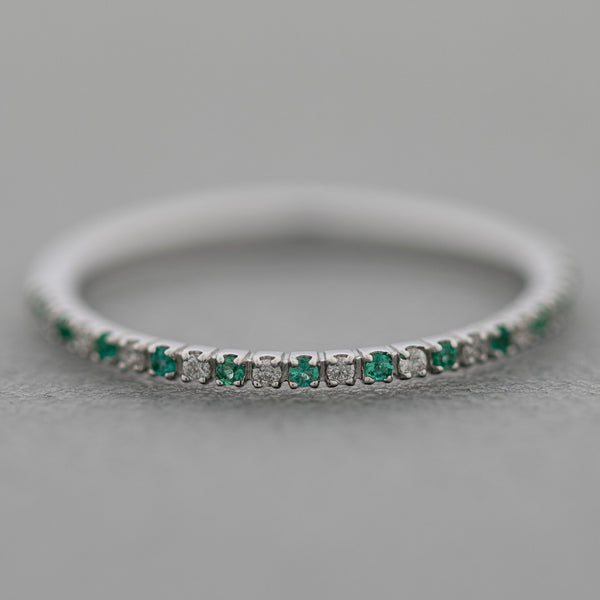 Churumbela diseño especial con diamantes y esmeraldas en oro blanco 14 kilates.
