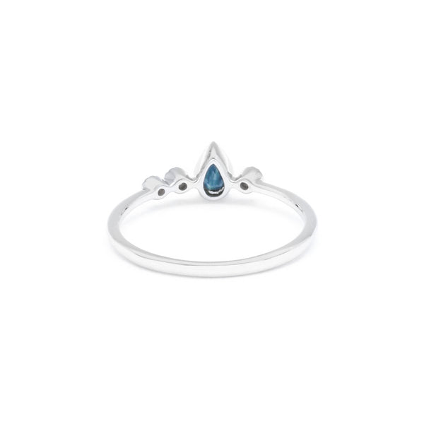 Anillo diseño especial con diamantes y zafiro en oro blanco 14 kilates.
