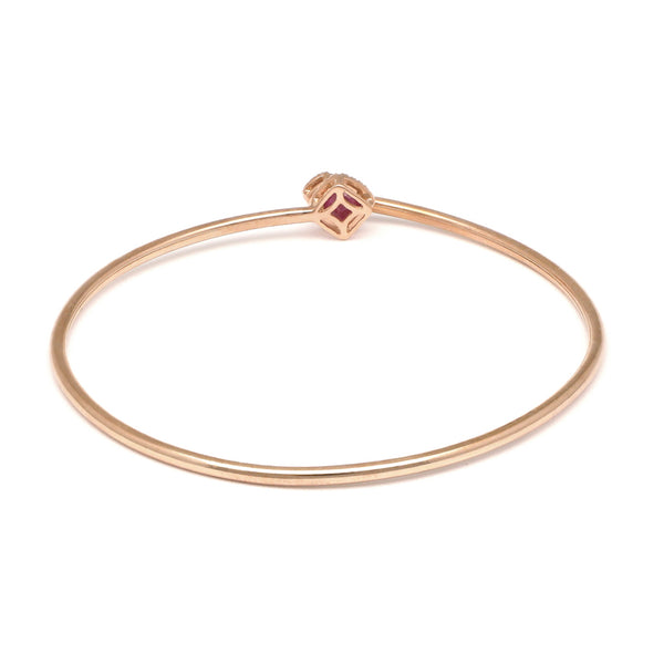 Pulsera de arillo abierta motivo rombos con diamantes y rubíes en oro rosa 14 kilates.