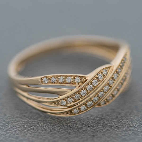 Anillo calado con diamantes en oro amarillo 14 kilates.