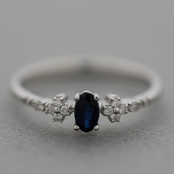 Anillo diseño especial con diamantes y zafiros en oro amarillo 14 kilates.