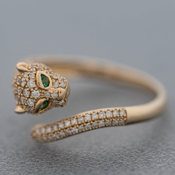 Anillo diseño especial con diamantes y esmeraldas motivo pantera en oro amarillo 14 kilates.