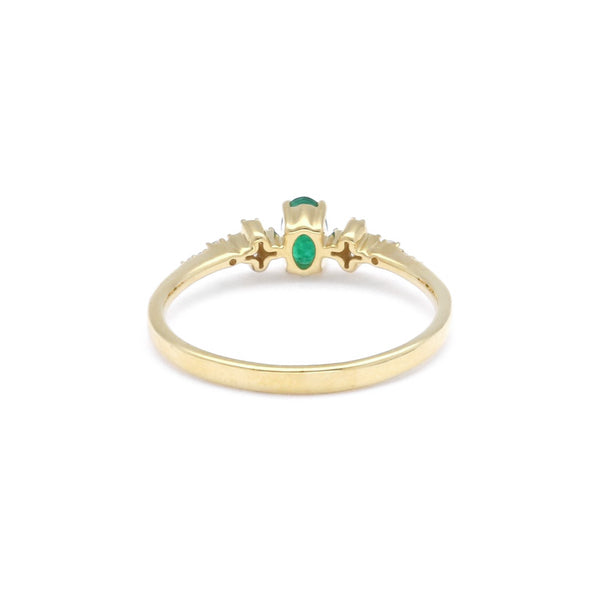 Anillo diseño especial con diamantes y esmeralda en oro amarillo 14 kilates.