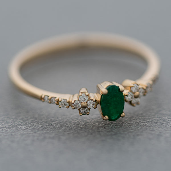 Anillo diseño especial con diamantes y esmeralda en oro amarillo 14 kilates.