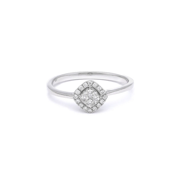 Anillo diseño especial con diamantes en oro blanco 14 kilates.