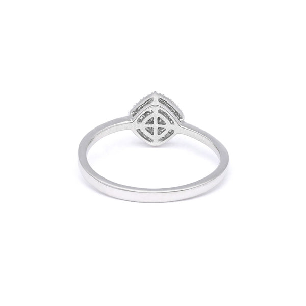 Anillo diseño especial con diamantes en oro blanco 14 kilates.