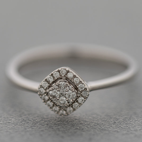 Anillo diseño especial con diamantes en oro blanco 14 kilates.
