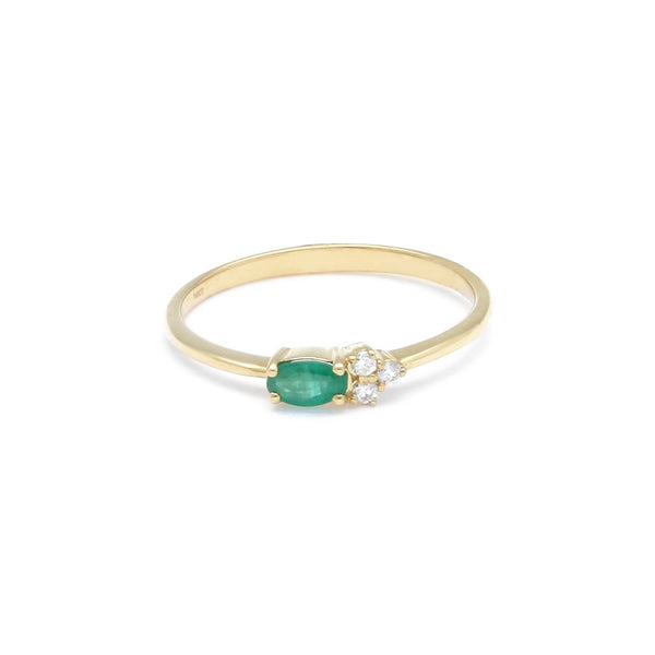 Anillo diseño especial con diamantes y esmeralda en oro amarillo 14 kilates.