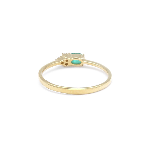 Anillo diseño especial con diamantes y esmeralda en oro amarillo 14 kilates.