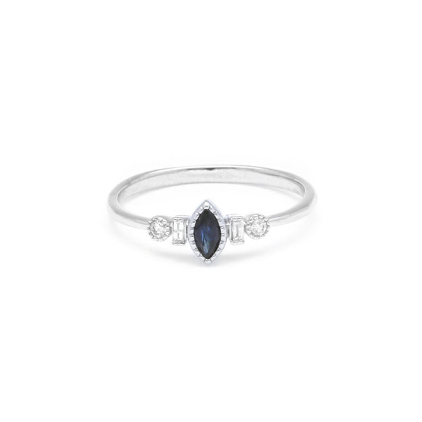Anillo diseño especial con diamantes y zafiros en oro blanco 14 kilates.