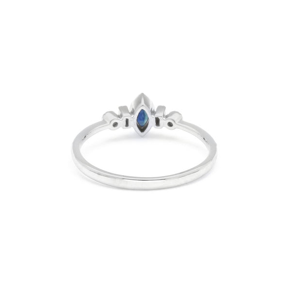 Anillo diseño especial con diamantes y zafiros en oro blanco 14 kilates.