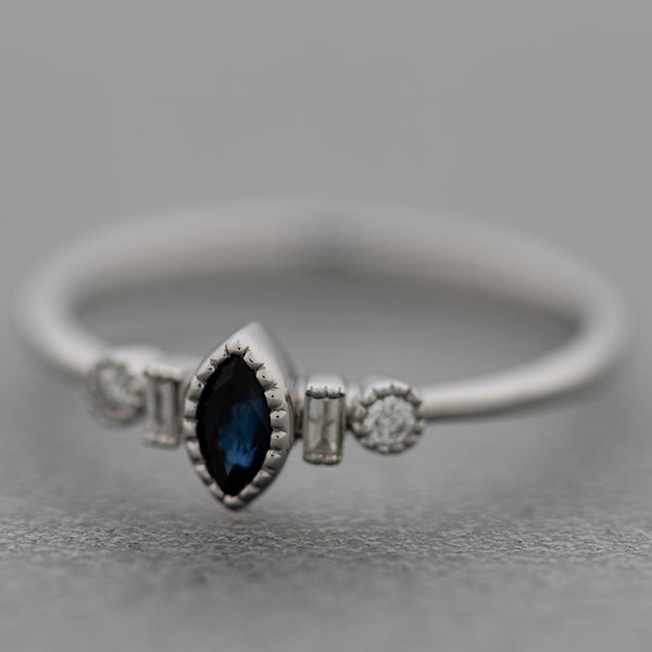 Anillo diseño especial con diamantes y zafiros en oro blanco 14 kilates.