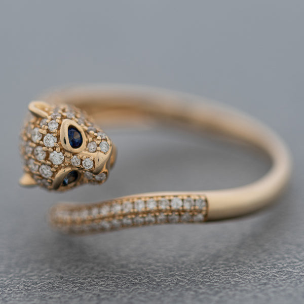 Anillo diseño especial motivo felino con diamantes y zafiros en oro amarillo 14 kilates.
