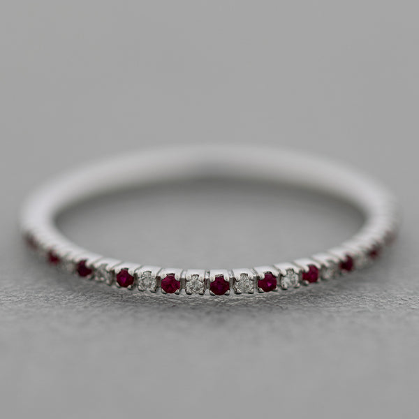 Churumbela diseño especial con diamantes y rubíes en oro blanco 14 kilates.