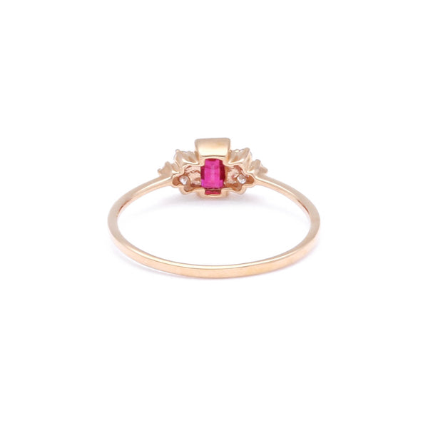 Anillo diseño especial con diamantes y rubí en oro rosa 14 kilates.