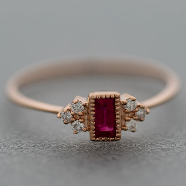 Anillo diseño especial con diamantes y rubí en oro rosa 14 kilates.