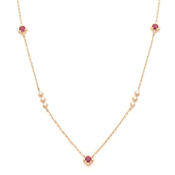 Gargantilla eslabón cruzado con aplicaciones y colgante de diamantes y rubíes en oro rosa 14 kilates.