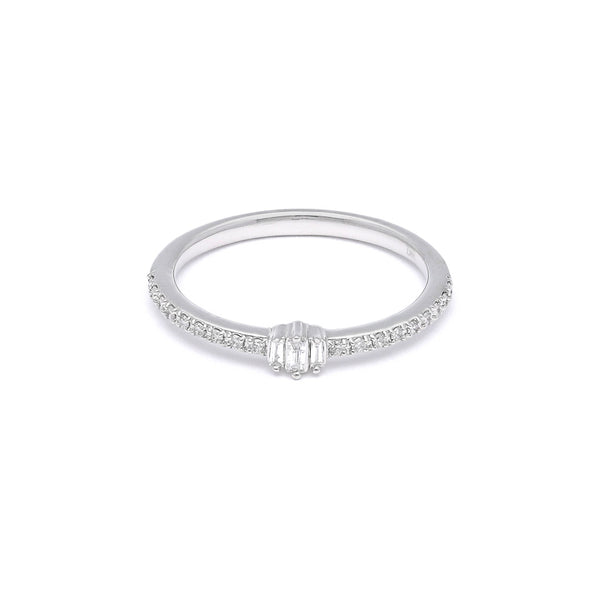 Anillo diseño especial con diamantes en oro blanco 14 kilates.