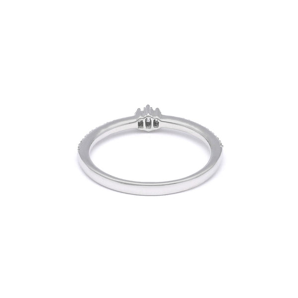 Anillo diseño especial con diamantes en oro blanco 14 kilates.