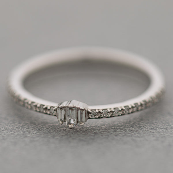 Anillo diseño especial con diamantes en oro blanco 14 kilates.