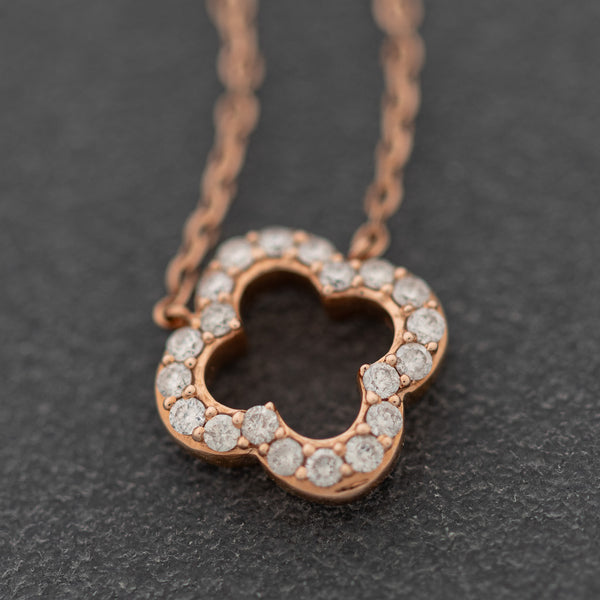 Gargantilla eslabón cruzado con aplicación de diamantes en oro rosa 14 kilates.