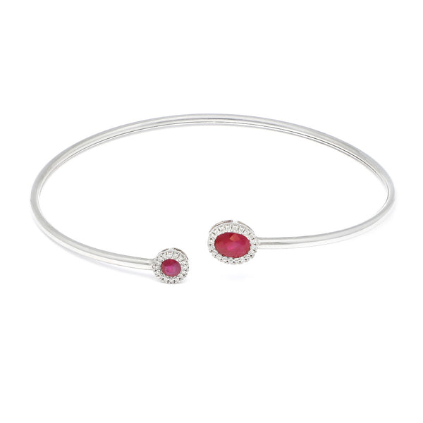 Pulsera de arillo abierta con aplicaciones de diamantes y rubíes en oro blanco 14 kilates.