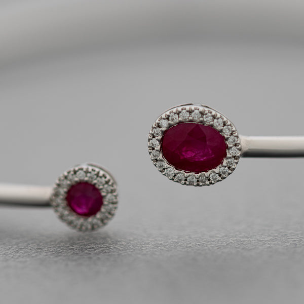 Pulsera de arillo abierta con aplicaciones de diamantes y rubíes en oro blanco 14 kilates.