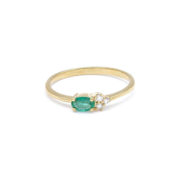 Anillo diseño especial con diamantes y esmeraldas en oro amarillo 14 kilates.