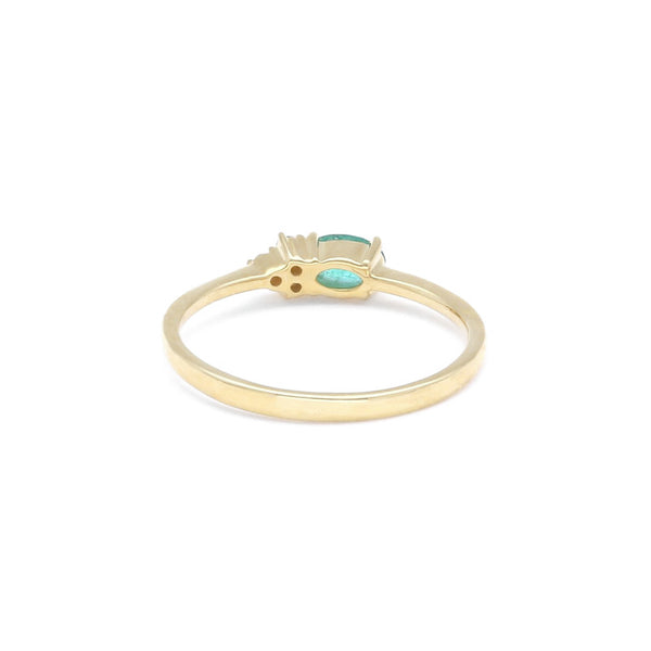 Anillo diseño especial con diamantes y esmeraldas en oro amarillo 14 kilates.
