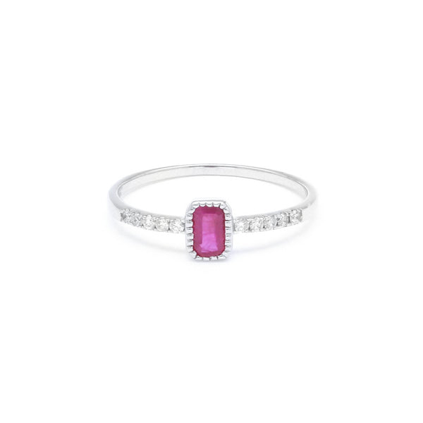 Anillo diseño especial con diamantes y rubí en oro blanco 14 kilates.