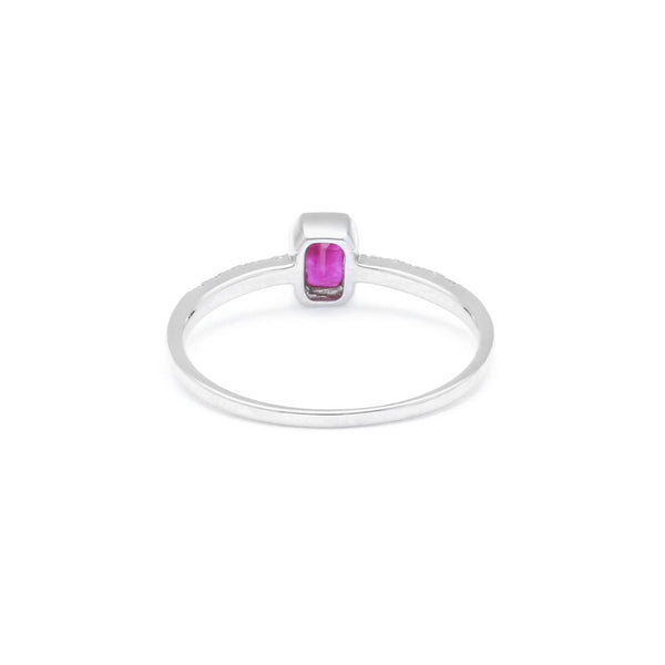Anillo diseño especial con diamantes y rubí en oro blanco 14 kilates.