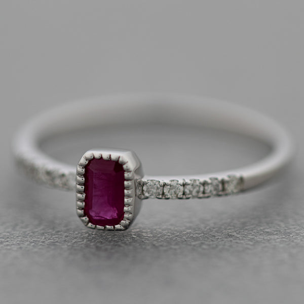 Anillo diseño especial con diamantes y rubí en oro blanco 14 kilates.