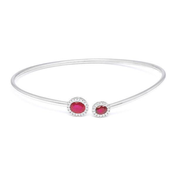 Pulsera de arillo abierta con aplicaciones de diamantes y rubíes en oro blanco 14 kilates.