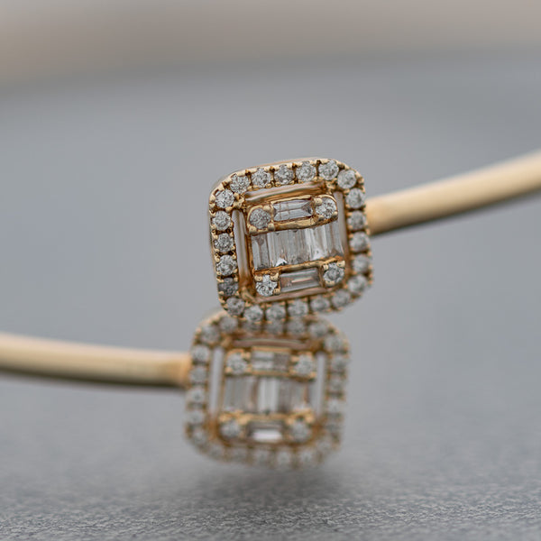 Pulsera de arillo abierta con diamantes en oro amarillo 14 kilates.