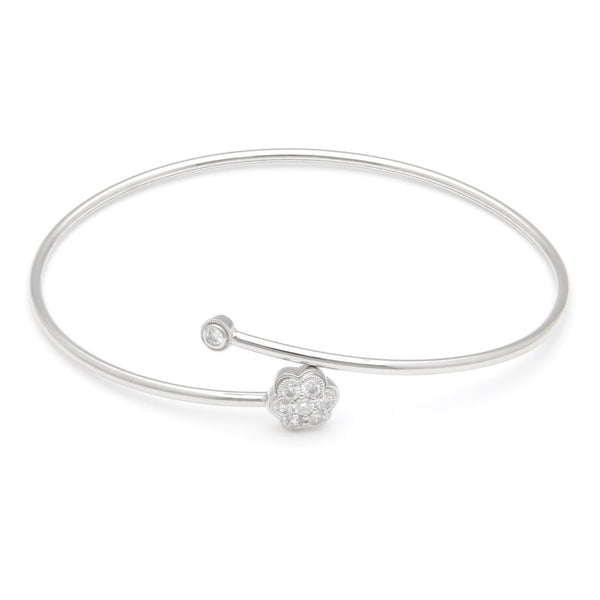 Pulsera de arillo abierta motivo flor con diamantes en oro blanco 14 kilates.