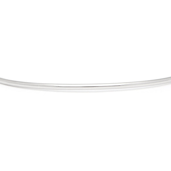 Pulsera de arillo abierta motivo flor con diamantes en oro blanco 14 kilates.