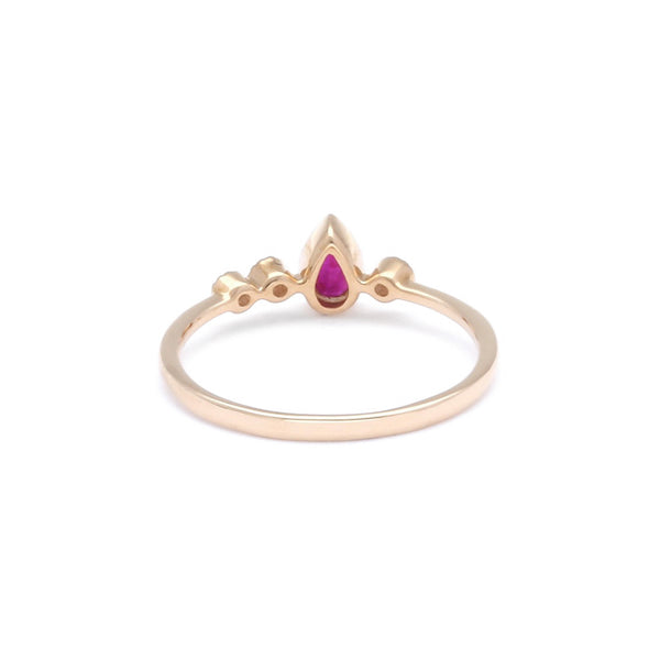 Anillo diseño especial con diamantes y rubí en oro rosa 14 kilates.