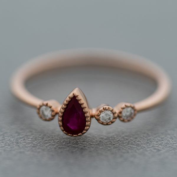 Anillo diseño especial con diamantes y rubí en oro rosa 14 kilates.