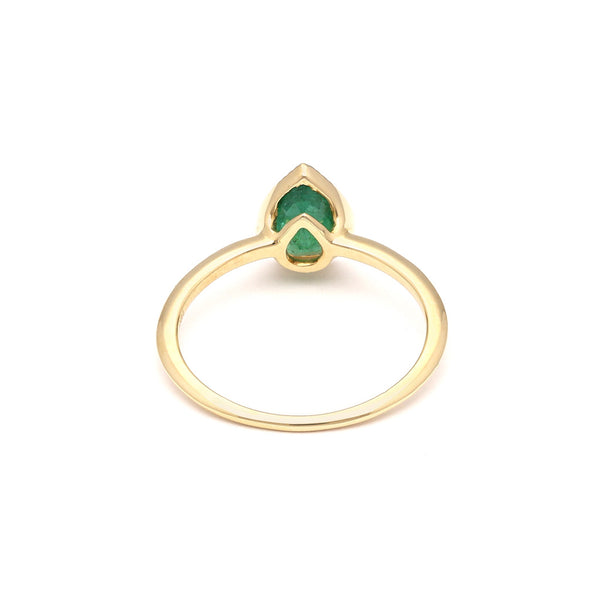 Anillo diseño especial con diamantes y esmeralda en oro amarillo 14 kilates.