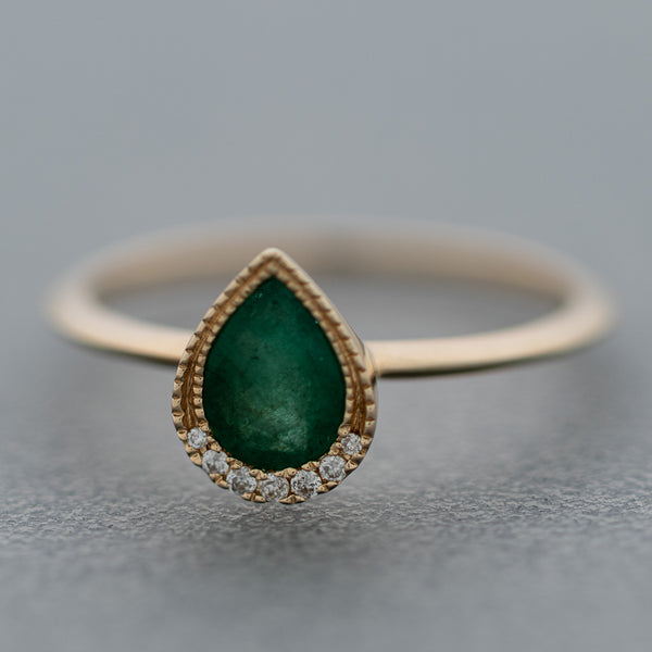 Anillo diseño especial con diamantes y esmeralda en oro amarillo 14 kilates.