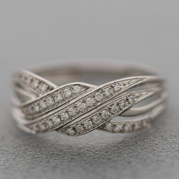 Anillo calado con diamantes en oro blanco 14 kilates.