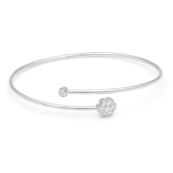 Pulsera de arillo abierta motivo flor con diamantes en oro blanco 14 kilates.