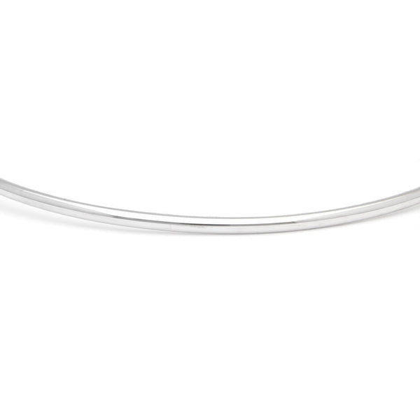 Pulsera de arillo abierta motivo flor con diamantes en oro blanco 14 kilates.