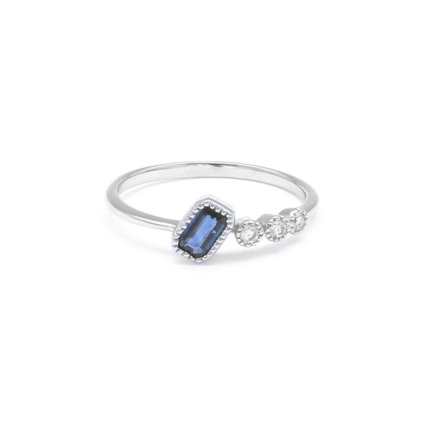 Anillo diseño especial con diamantes y zafiro en oro blanco 14 kilates.