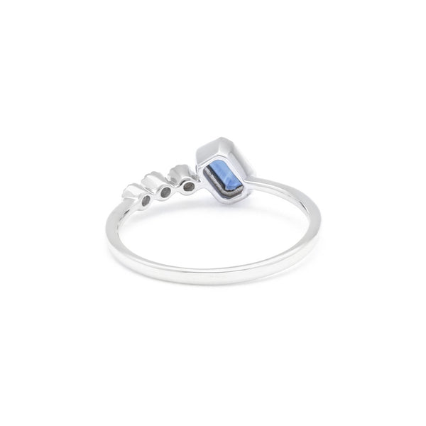 Anillo diseño especial con diamantes y zafiro en oro blanco 14 kilates.