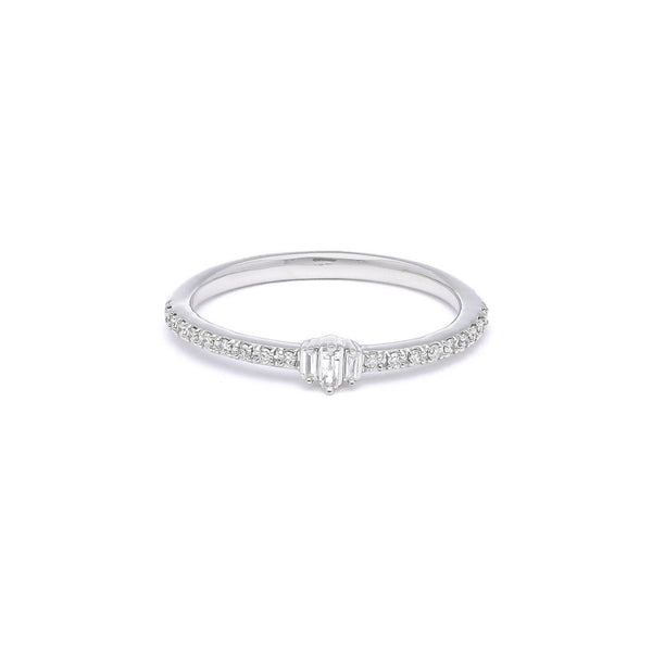 Anillo diseño especial con diamantes en oro blanco 14 kilates.