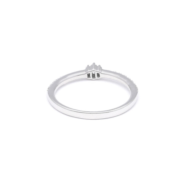 Anillo diseño especial con diamantes en oro blanco 14 kilates.