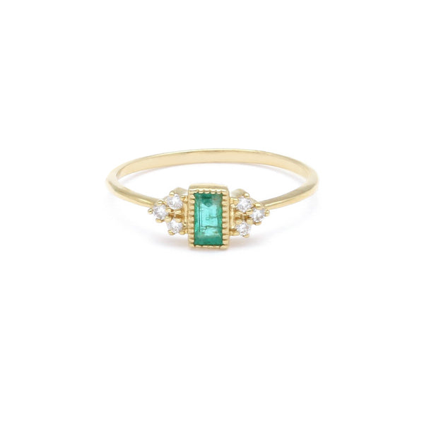 Anillo diseño especial con diamantes y esmeralda en oro amarillo 14 kilates.